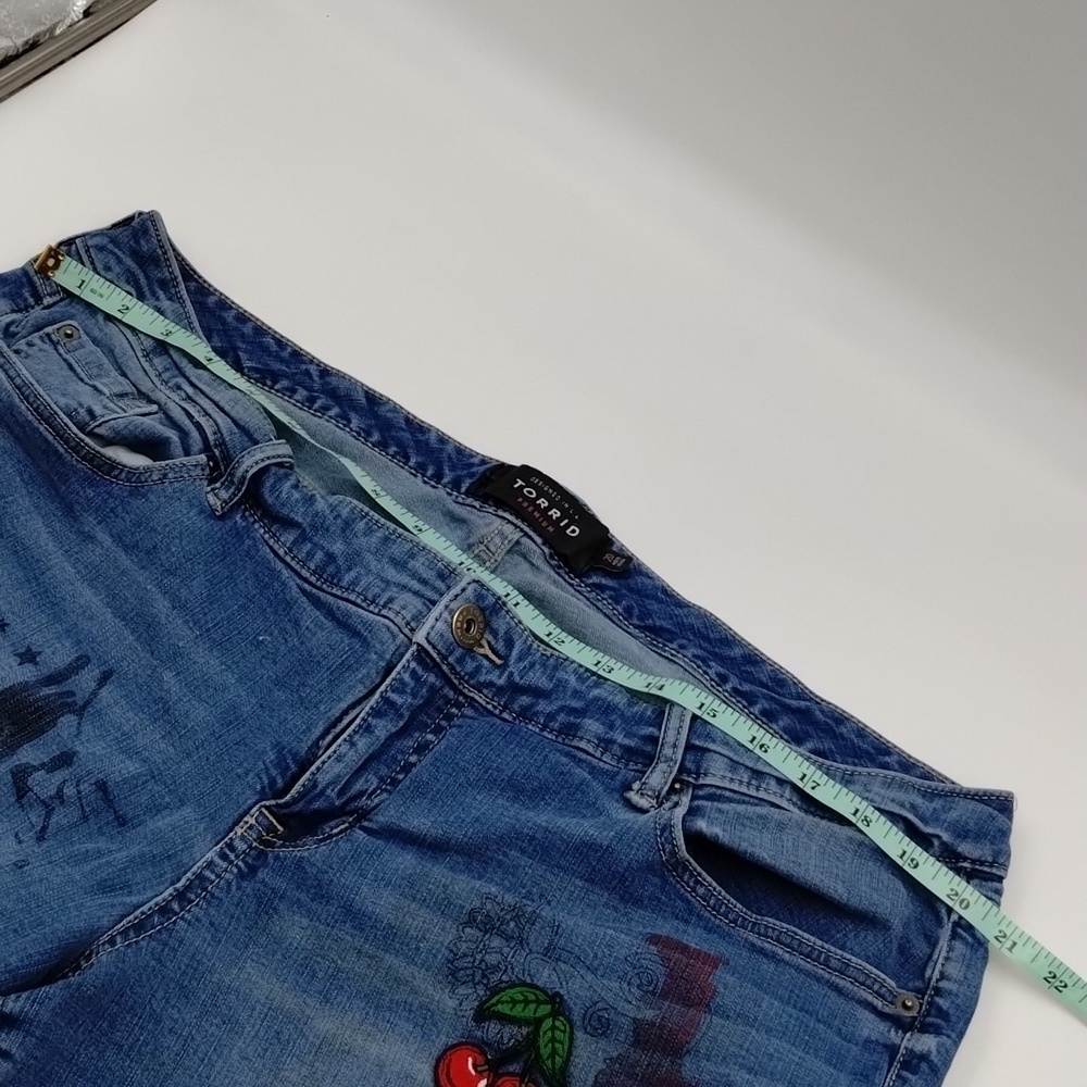 TORRID Premium Jean Shorts Patches & Paint Size 20 Designed in LA 90's - Picture 11 of 14